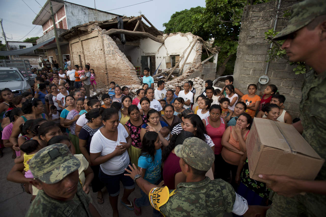 Apoyo. Militares tratan de organizar a las personas para entregar los víveres, en Juchitán, Oaxaca.
