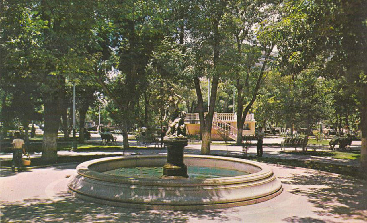 La plaza de armas de Torreón donde se observa el kiosco y los angelitos donados por los alemanes avecindados.
