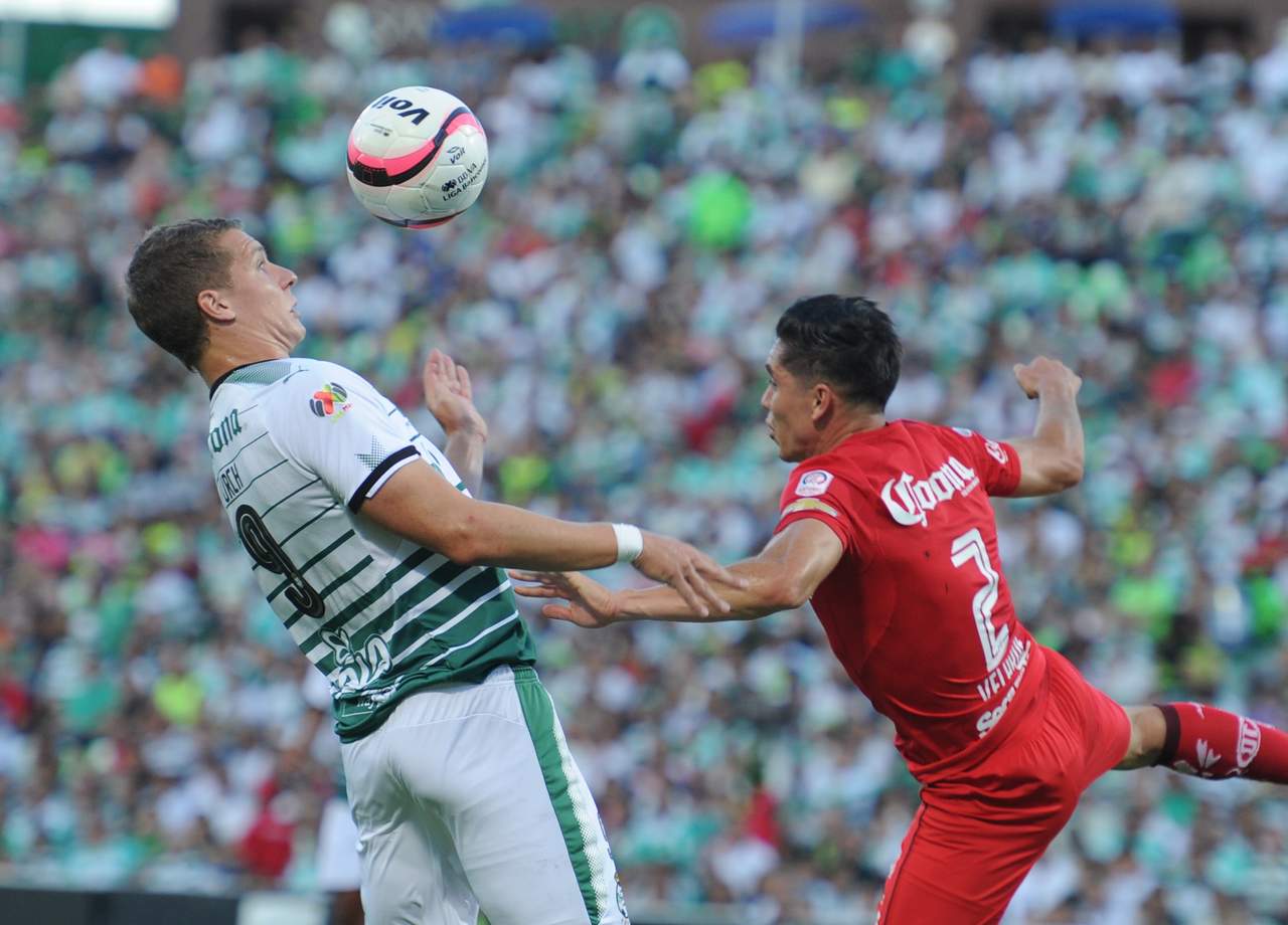 Santos sigue sin ganar en el Corona; empata ante Toluca