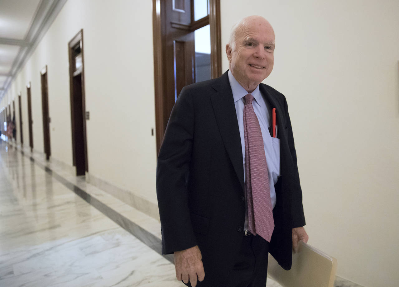 En contra. McCain dijo a Trump, 'así no es como negociamos'.