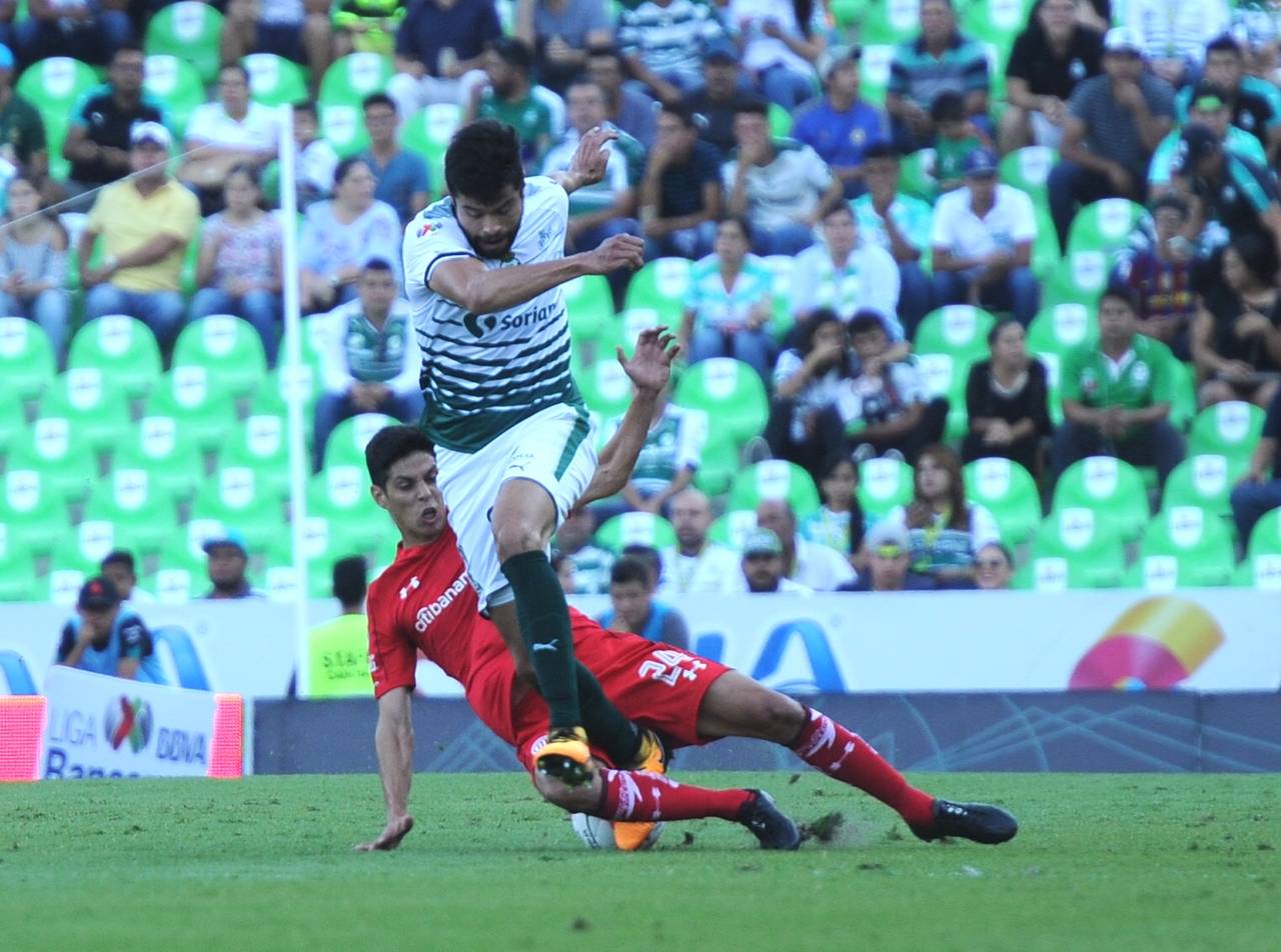 En partido poco atractivo, Santos Laguna y Toluca empataron sin goles, en lo que fue el cierre de la octava jornada del Torneo Apertura 2017, en el estadio Corona. (Ramón Sotomayor)