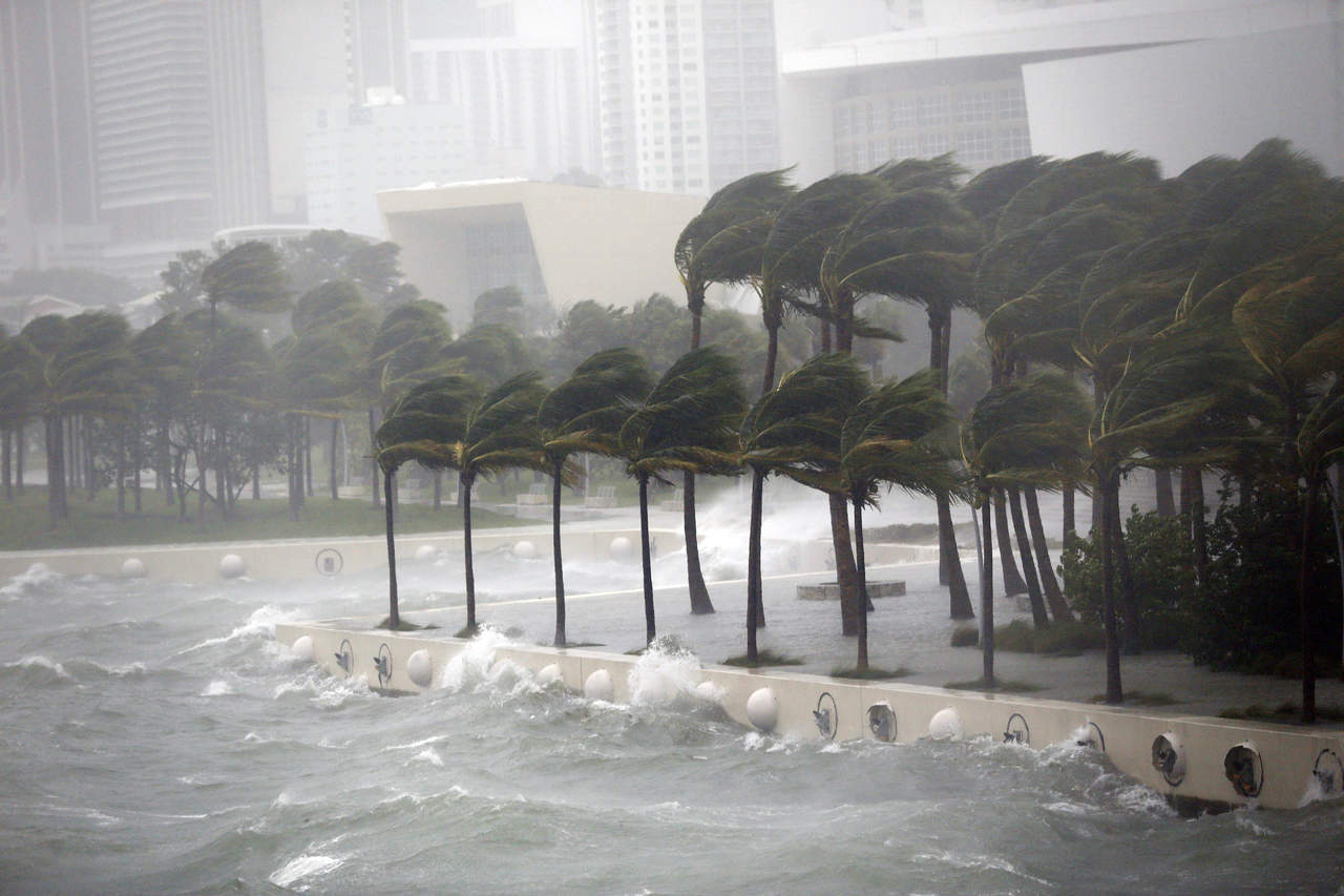 Indomable. El huracán “Irma” llegó con fuerza a las costas de Florida, dejando inundaciones en Miami y otras ciudades. (AP)