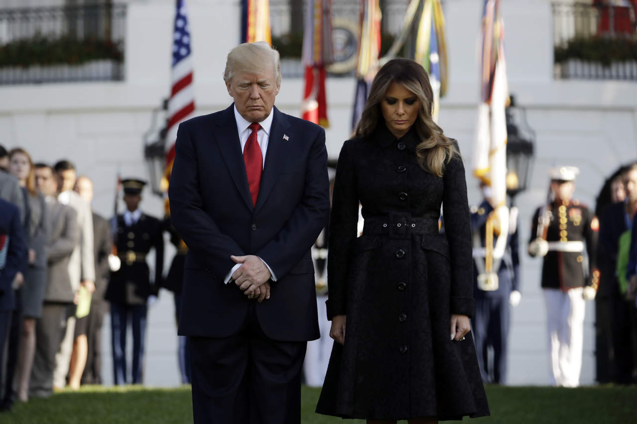 En el decimosexto aniversario de los ataques, el primero de Trump en la Casa Blanca, el mandatario y su esposa participaron en el momento de silencio acompañados por parte del personal de la residencia presidencial. (AP) 

