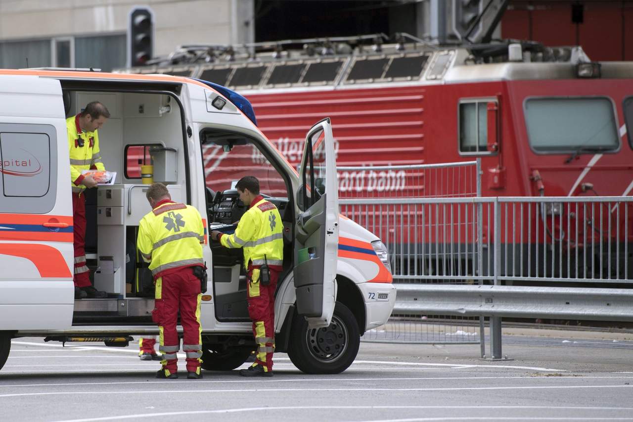 En el tren se encontraban cien pasajeros y en el accidente resultaron heridas unas 30 personas, indicó la Policía. (EFE)