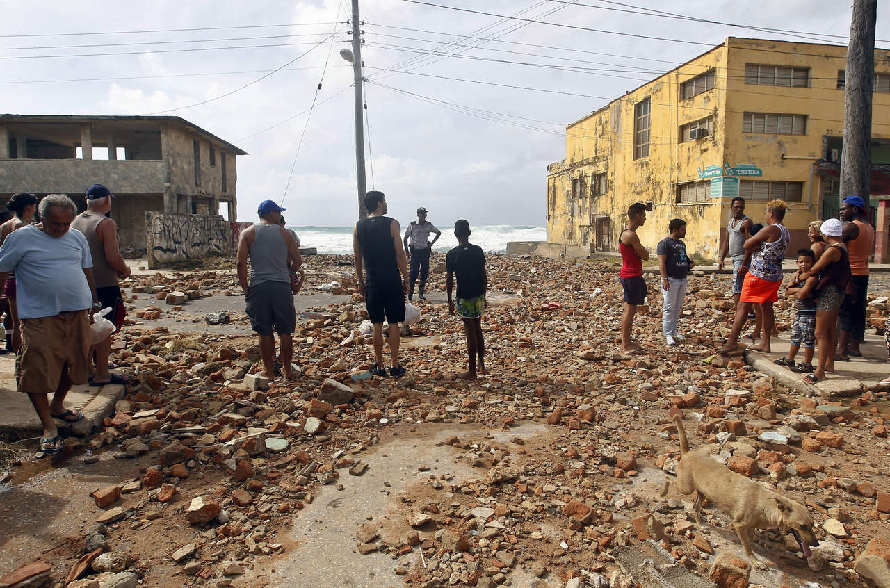 La mayoría de las personas fallecieron a causa de derrumbes en los edificios, siete de ellas en La Habana, aunque el huracán también provocó fuertes inundaciones en la costa norte del país. (ARCHIVO)