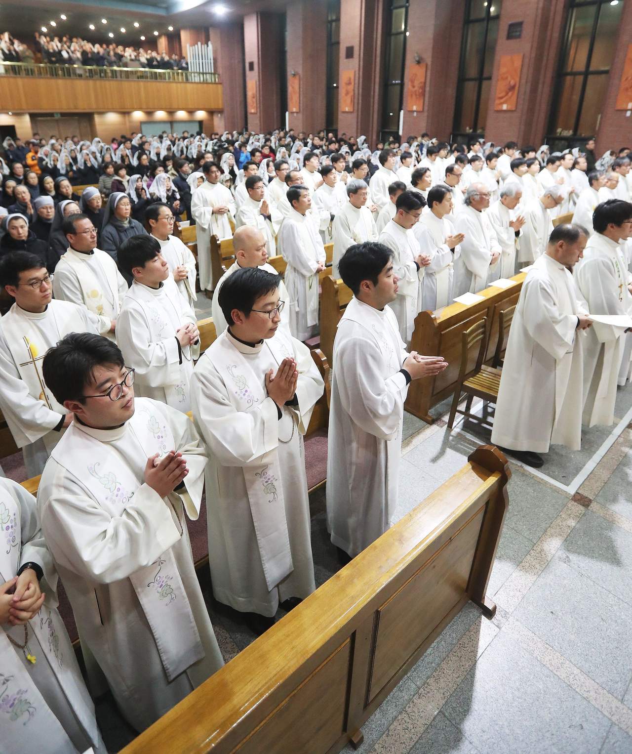La Arquidiócesis de Seúl, en Corea del Sur, anunció hoy que donará unos 50 mil dólares para la atención a los afectados por el terremoto de 8.2 grados. En la imagen, religiosos de Corea del Sur rezan. (ARCHIVO)