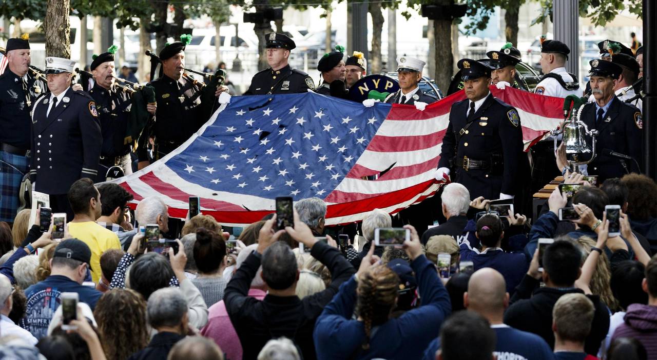 Honores. Policías de Nueva York realizaron un homenaje a sus compañeros que murieron en las labores de rescate. (EFE)