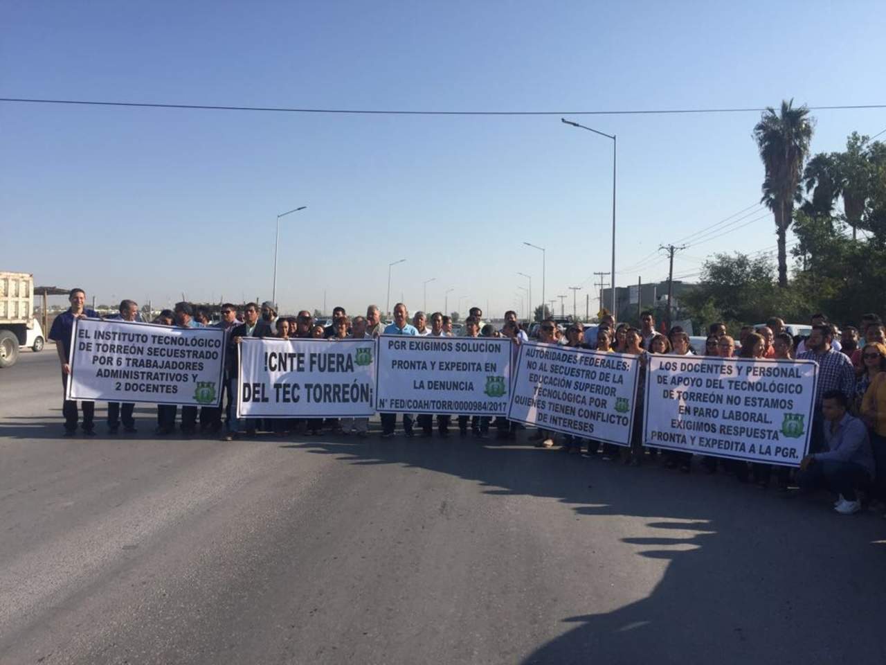 Este día se reunieron poco más de 120 trabajadores para manifestar que están en contra del plantón. (ANGÉLICA SANDOVAL)