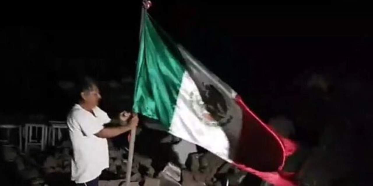 Ángel Sánchez Santiago (imagen), quien el 24 de julio cumplió 57 años de edad fue el hombre que levantó la bandera de los escombros. (TWITTER)