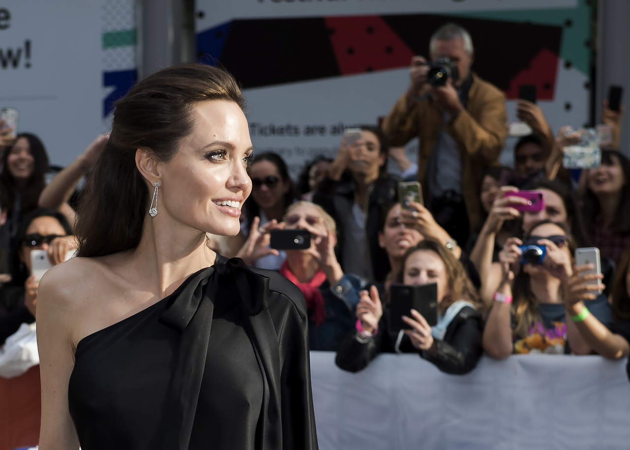 En esta ocasión fue Angelina Jolie a la que le tocó el turno de recordar su pasado.