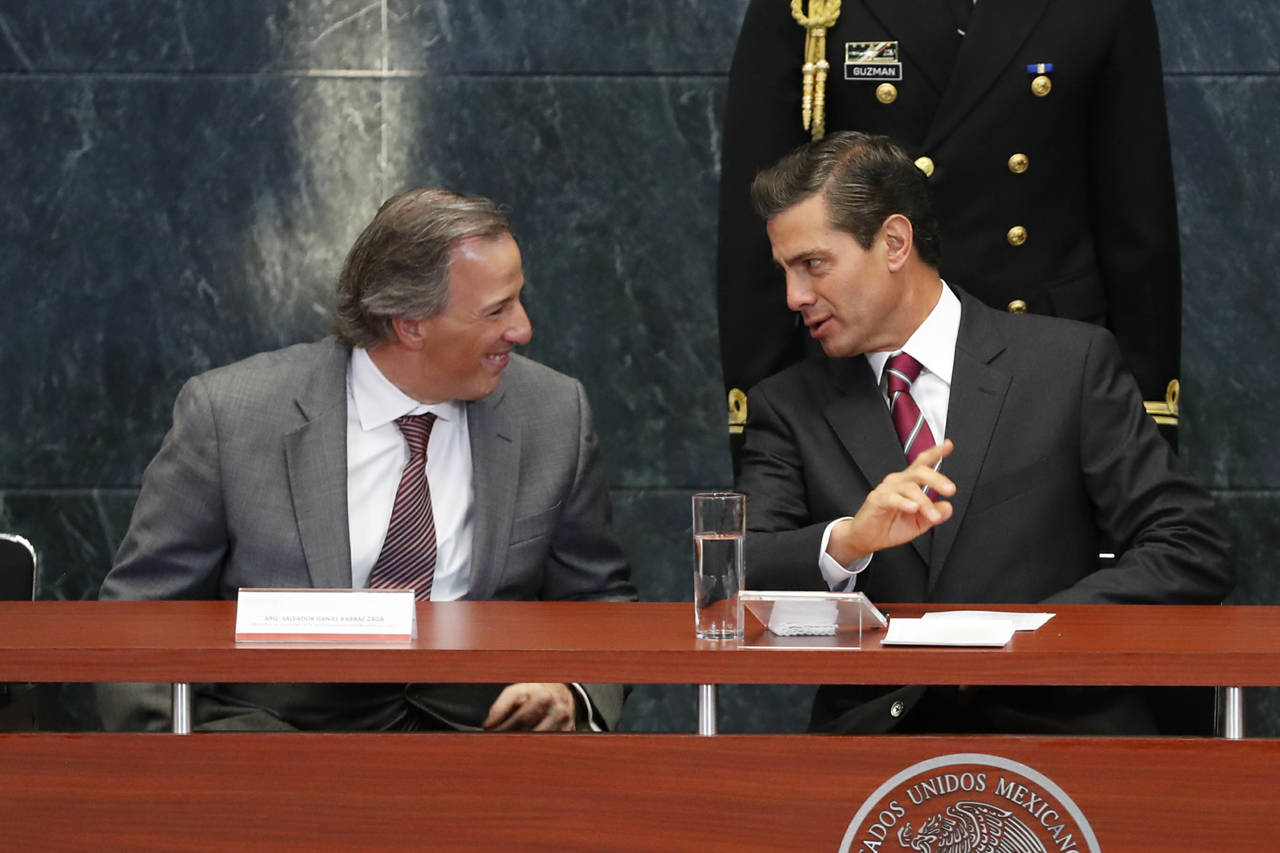 Consulta Enrique Peña Nieto lista de cuatro 'tapados'