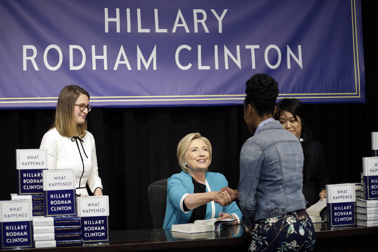 Firma. Hillary Clinton se rodeó en Nueva York de sus fieles, pero no faltaron personas que la criticaron. (AP)