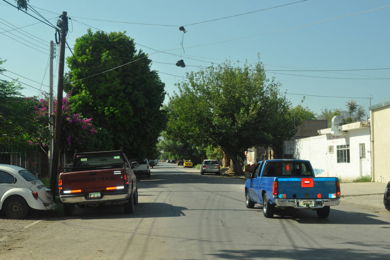 Queja. Vecinos de la calle González Ortega se quejan por la falta de vigilancia y de luminarias en la cuadra. (GUADALUPE MIRANDA)