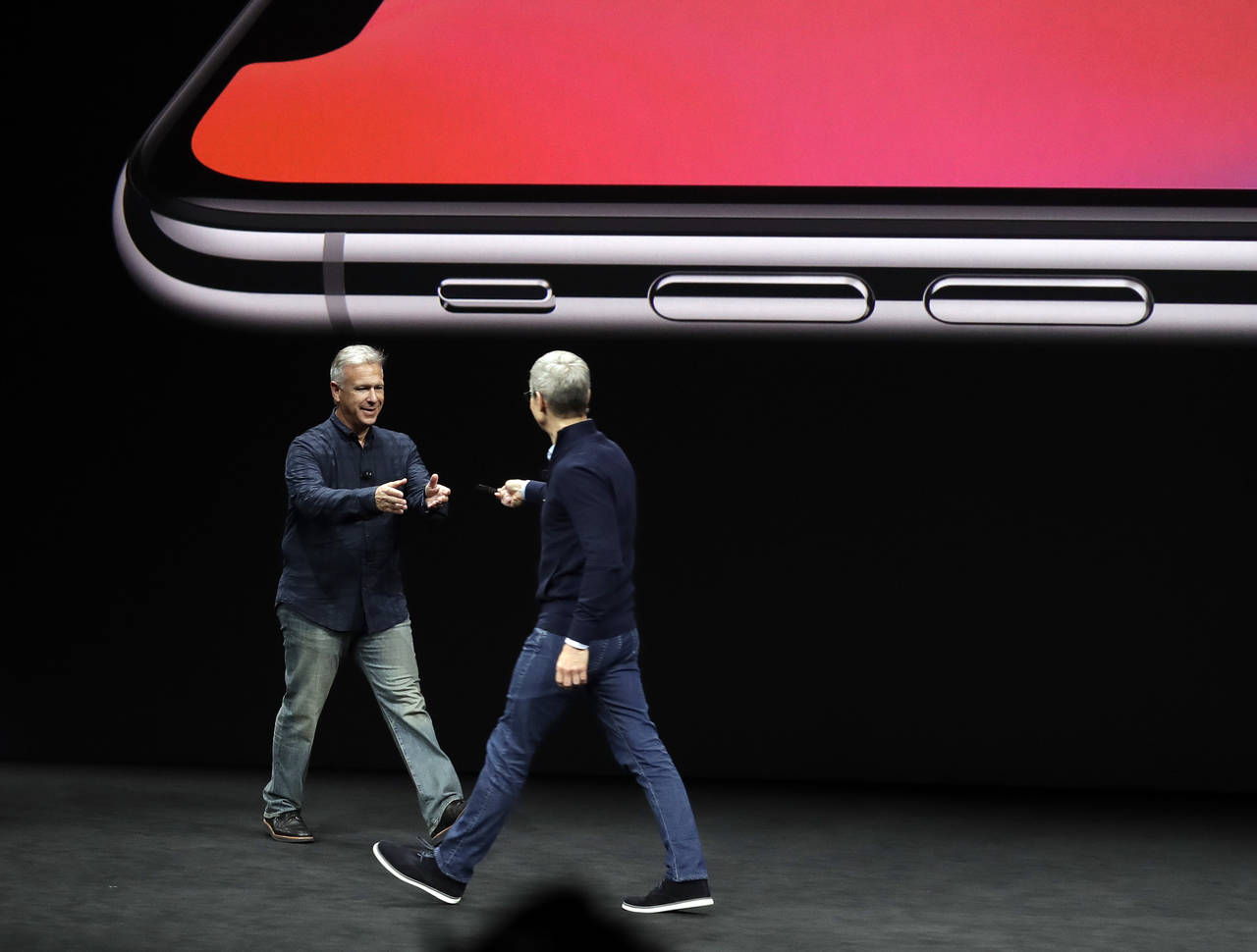 Proyectos. Phil Schiller y Tim Cook, vicepresidente y presidente de Apple juegan en la presentación del iPhone X, que tiene entre otras cosas, reconocimiento de rostro, innovación tecnológica que dará paso a nuevos proyectos. (EFE)