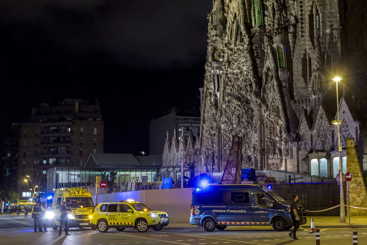 Prevenir. Efectivos de los Mossos d’Esquadra controlan las cercanías de la Sagrada Familia de Barcelona tras la alerta. (EFE)