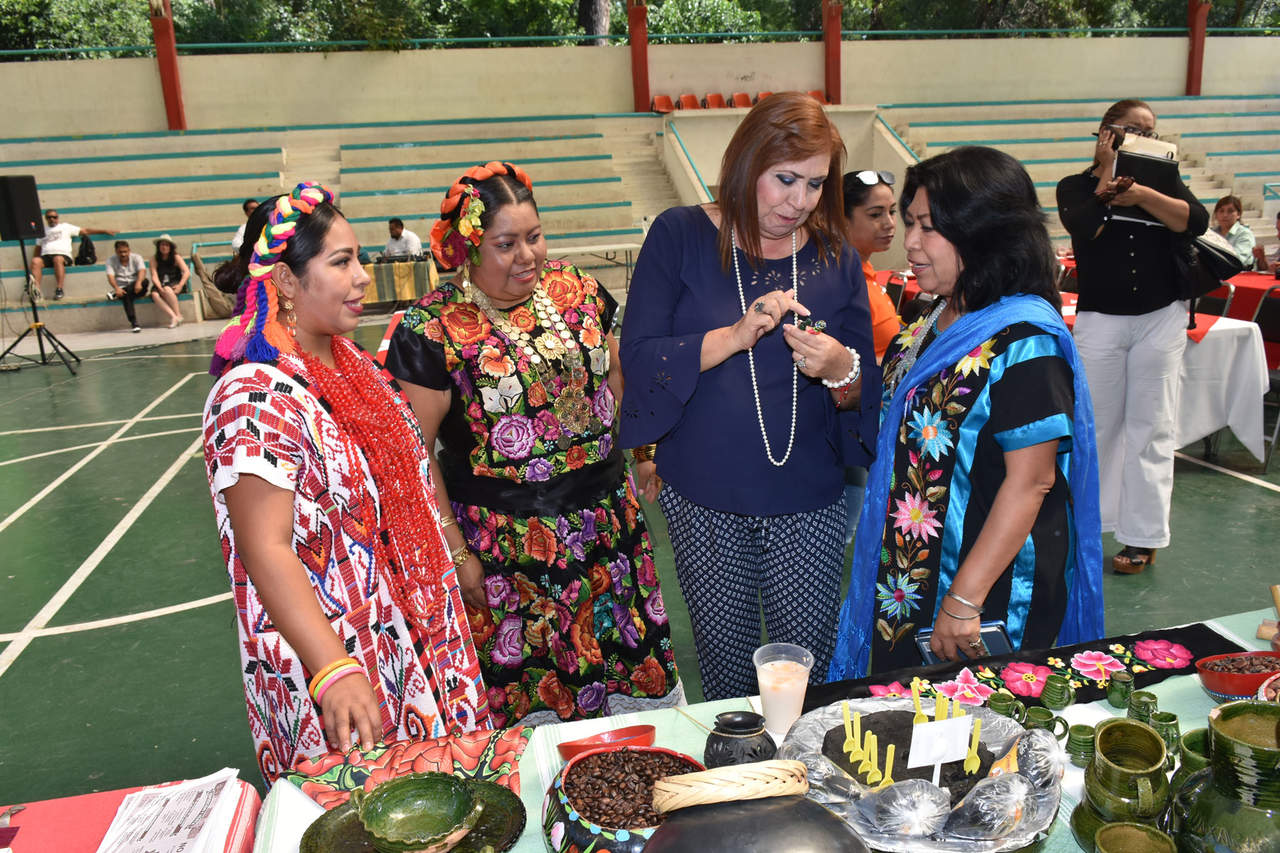 Diana Velazco, representante del Grupo Cultural Oaxaca, señaló que se trata de más de 250 personas provenientes de esta entidad las que se encuentran en Lerdo, desde expositores artesanales, cocineros, y artistas que vienen a exponer la riqueza cultural. (EL SIGLO DE TORREÓN)
