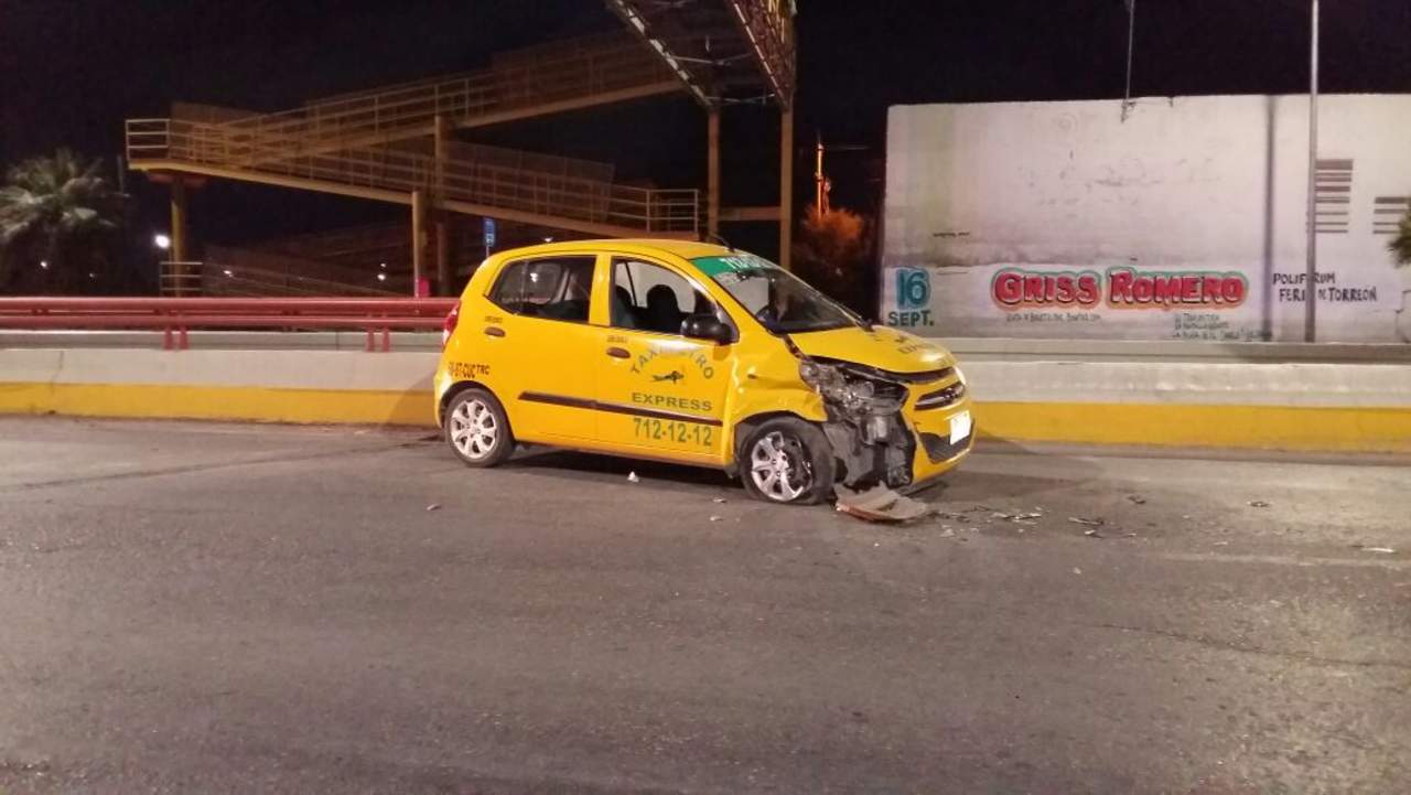 Solo los pasajeros del taxi resultaron con lesiones leves. (EL SIGLO DE TORREÓN)