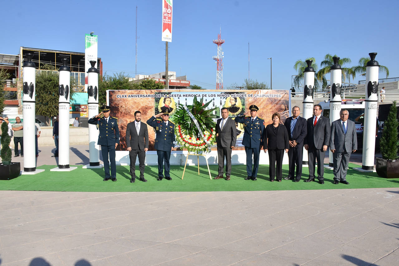 Torreón. Autoridades municipales, cívicas y militares depositaron una ofrenda floral e hicieron guardia de honor en las columnas. (FERNANDO COMPEÁN)