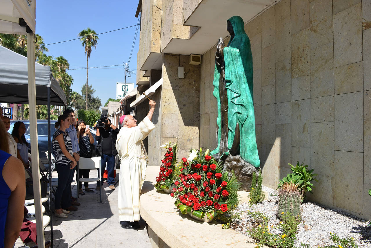 Regalo. El obispo José Guadalupe Galván bendice la imagen de la Virgen de Guadalupe, que se encuentra en la fachada del obispado. (FERNANDO COMPEÁN)