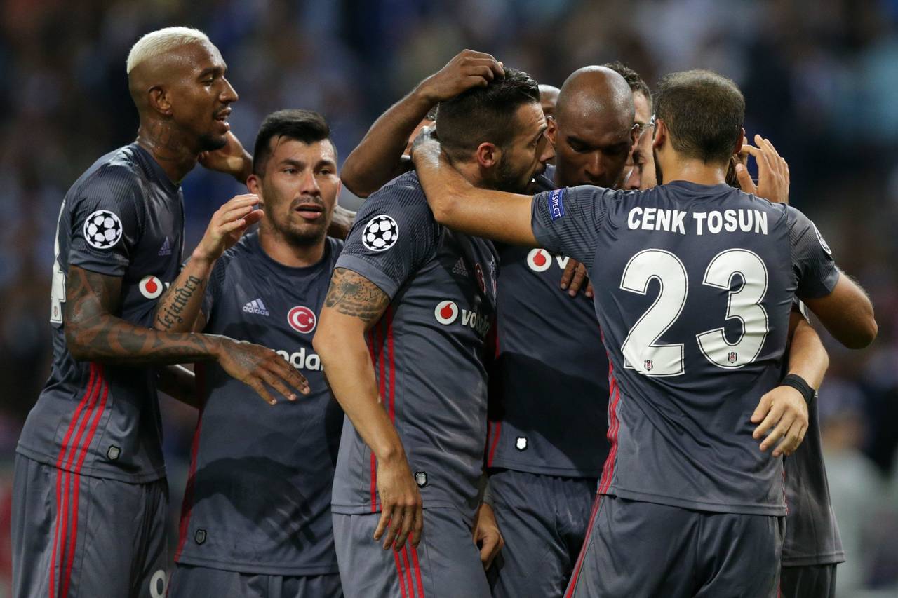 El Besiktas de Turquía sorprendió al Porto y lo derrotó 3-1 en calidad de visitante en la jornada uno de la Champions League. (EFE)