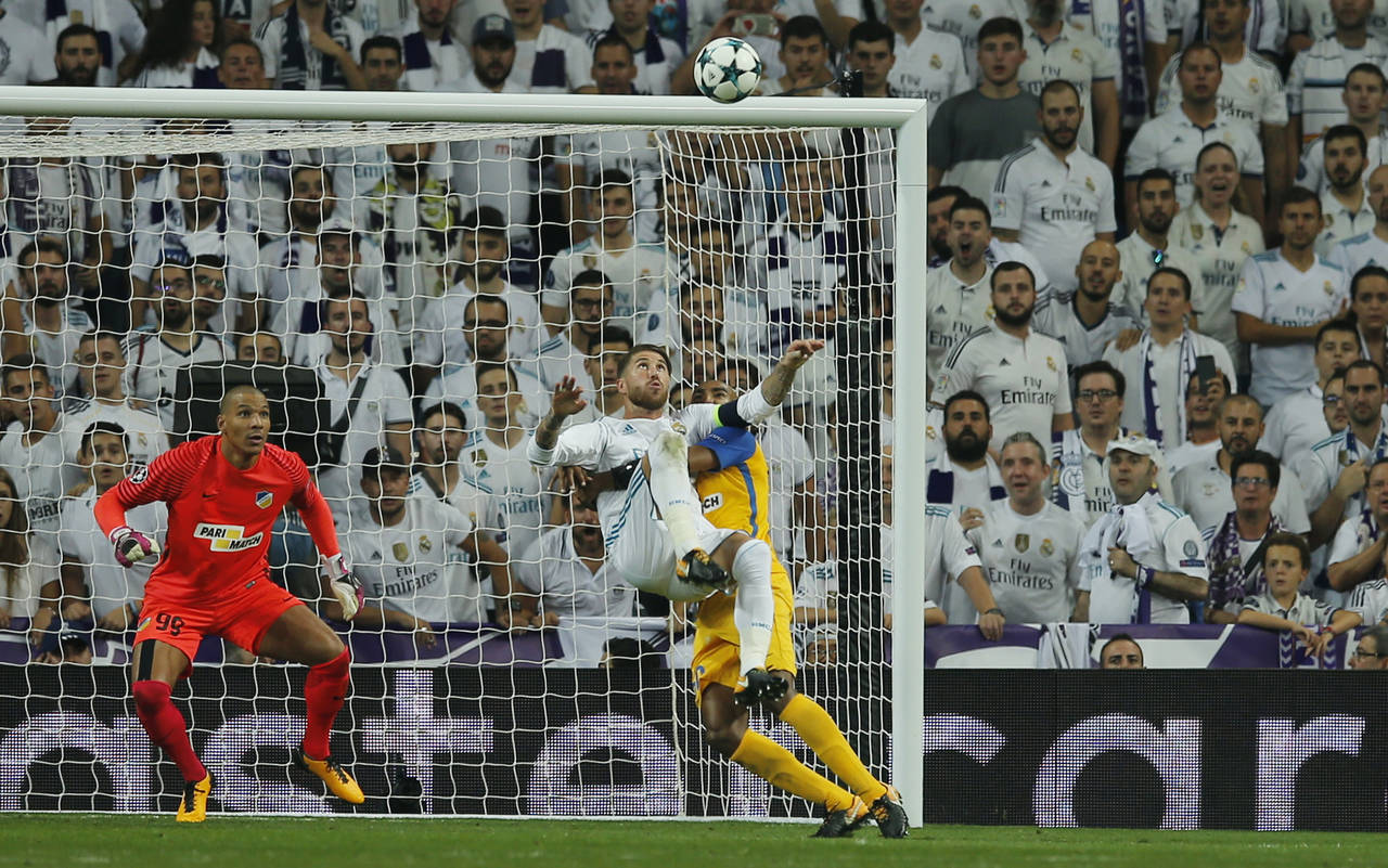 Sergio Ramos (c) anotó de chilena el tercer gol en el triunfo de los 'merengues' 3-0 sobre el APOEL Nicosia. (AP)