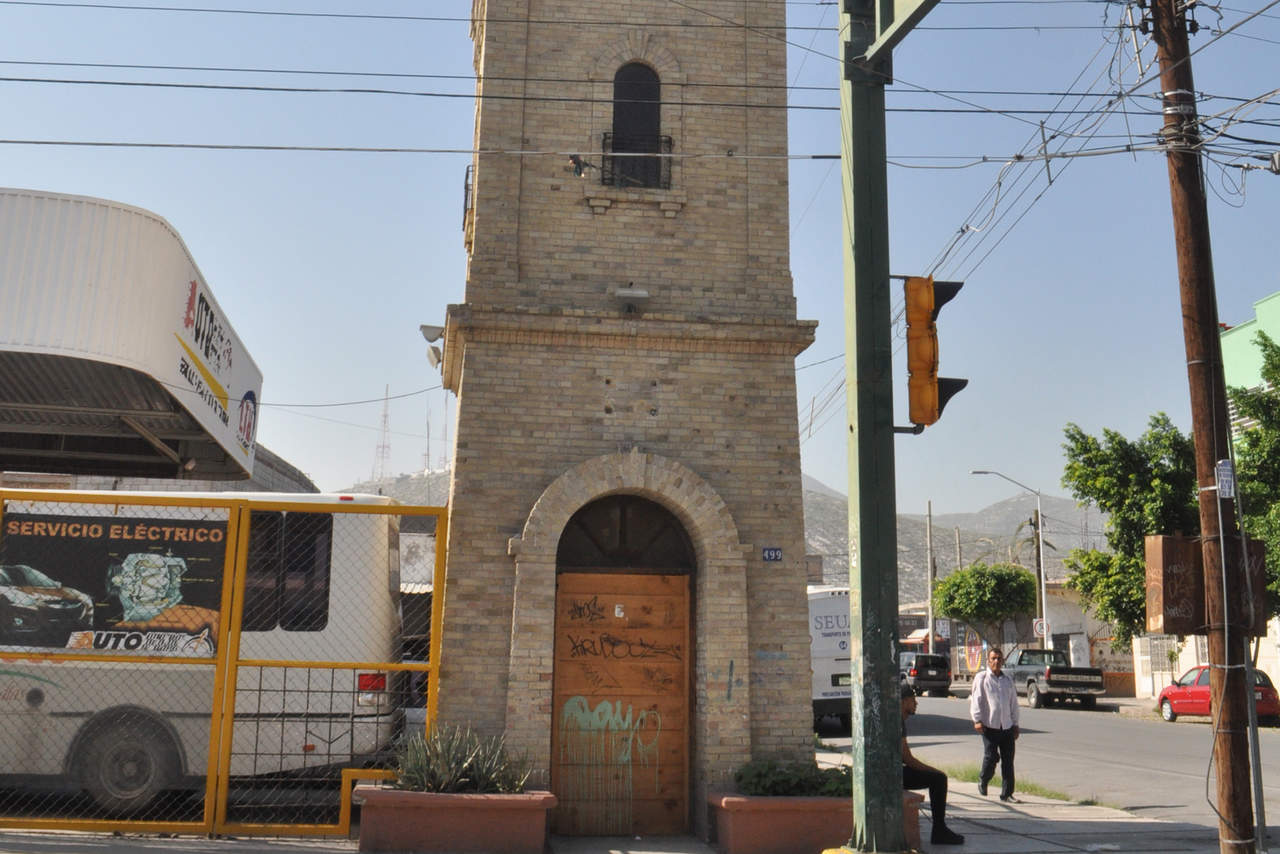 Fundidora. En Leona Vicario y Presidente Carranza se encuentra esta torre de ladrillo, que ha sido vandalizada. (FABIOLA P. CANEDO)
