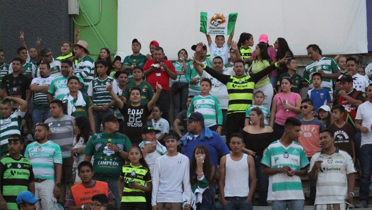 Aficionados de Santos apoyaron a los Guerreros en Juárez. (Cortesía Santos)
