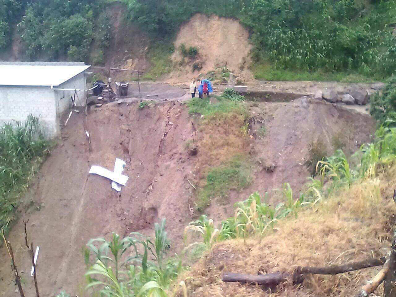 El alud de tierra ocurrido esta madrugada en la comunidad de Pavencul, municipio de Tapachula, sepultó dos viviendas, hechos en los que murieron dos personas. (EFE)