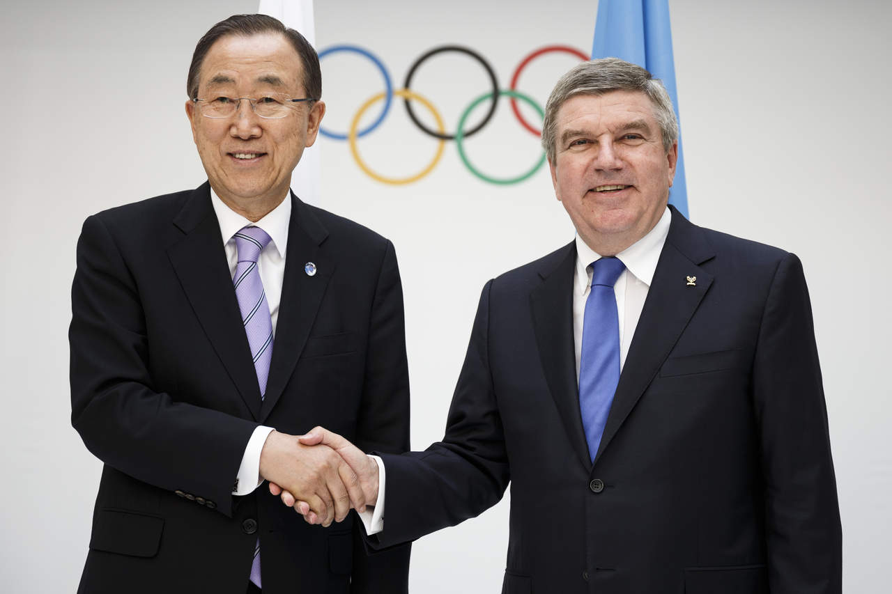 El ex secretario general de la ONU Ban Ki Moon (izq.) fue elegido para presidir la comisión de ética del COI. (AP)