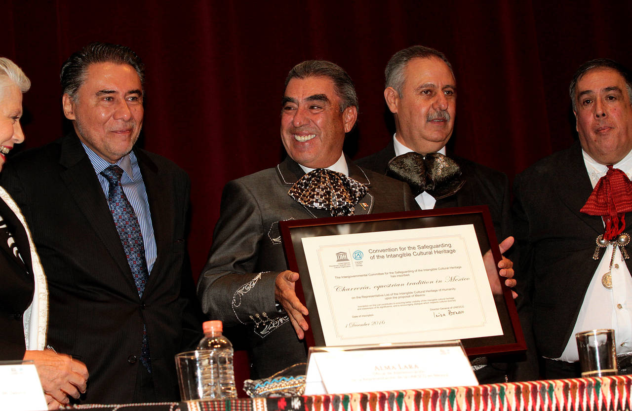 Además. Declaran a La Charrería como Patrimonio Cultural de la Humanidad, la UNESCO entrega el certificado.