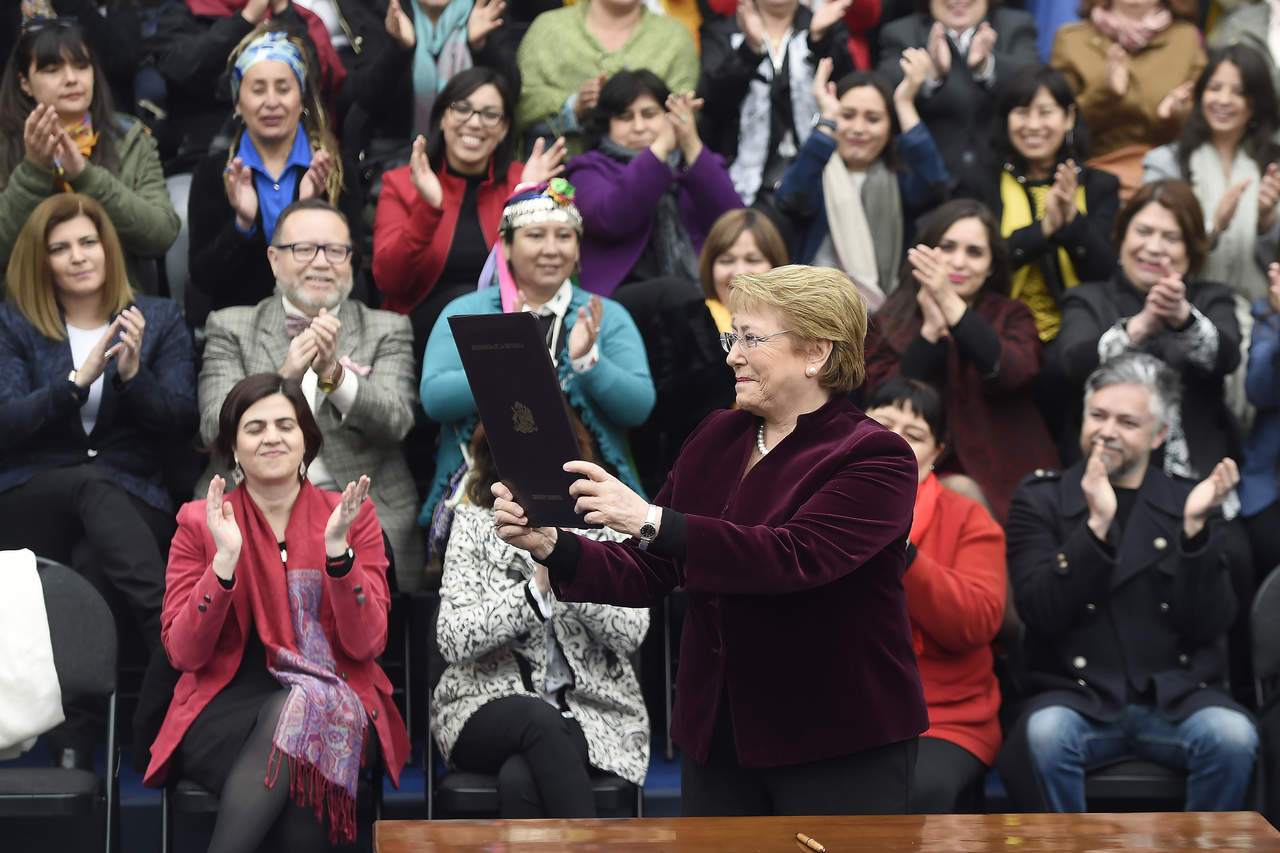 La presidenta de Chile, Michelle Bachelet promulgó una Ley que despenaliza el aborto en su país. (EFE)