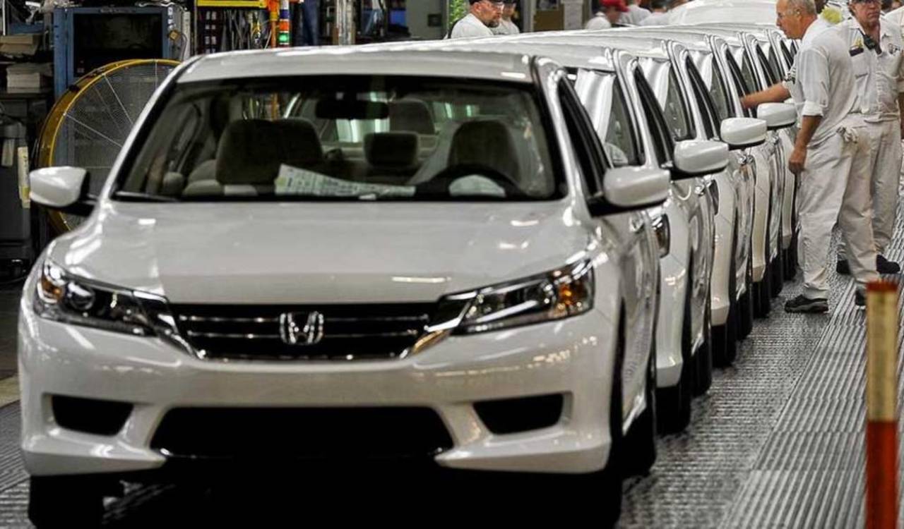 Trabajo. Contrario a otras firmas japonesas y americanas, la marca Honda seguirá trabajando en México, señaló. 