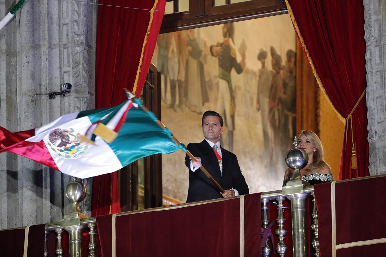 Acto. Desde el Balcón Central de Palacio Nacional y en punto de las 23:00 horas, Peña Nieto dio el tradición “Grito de Dolores”. (EFE)