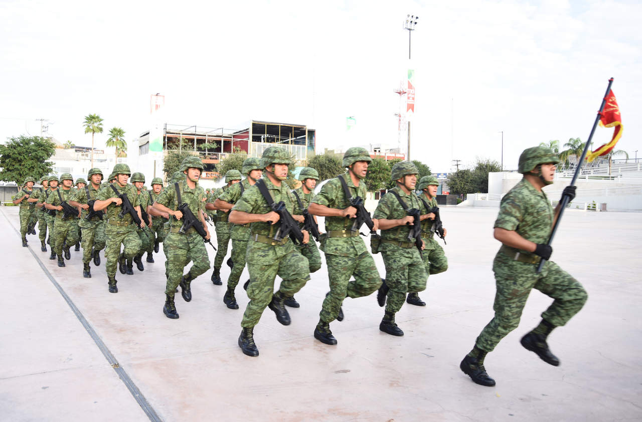Militares desfilaron por la avenida Matamoros. (JESÚS GALINDO) 