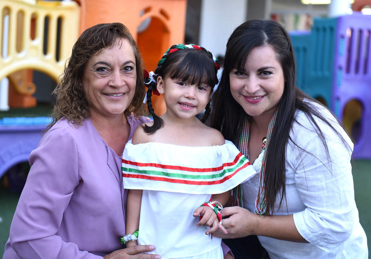 Ana Paula acompañada de su abuelita, Lupita, y Wendy. 