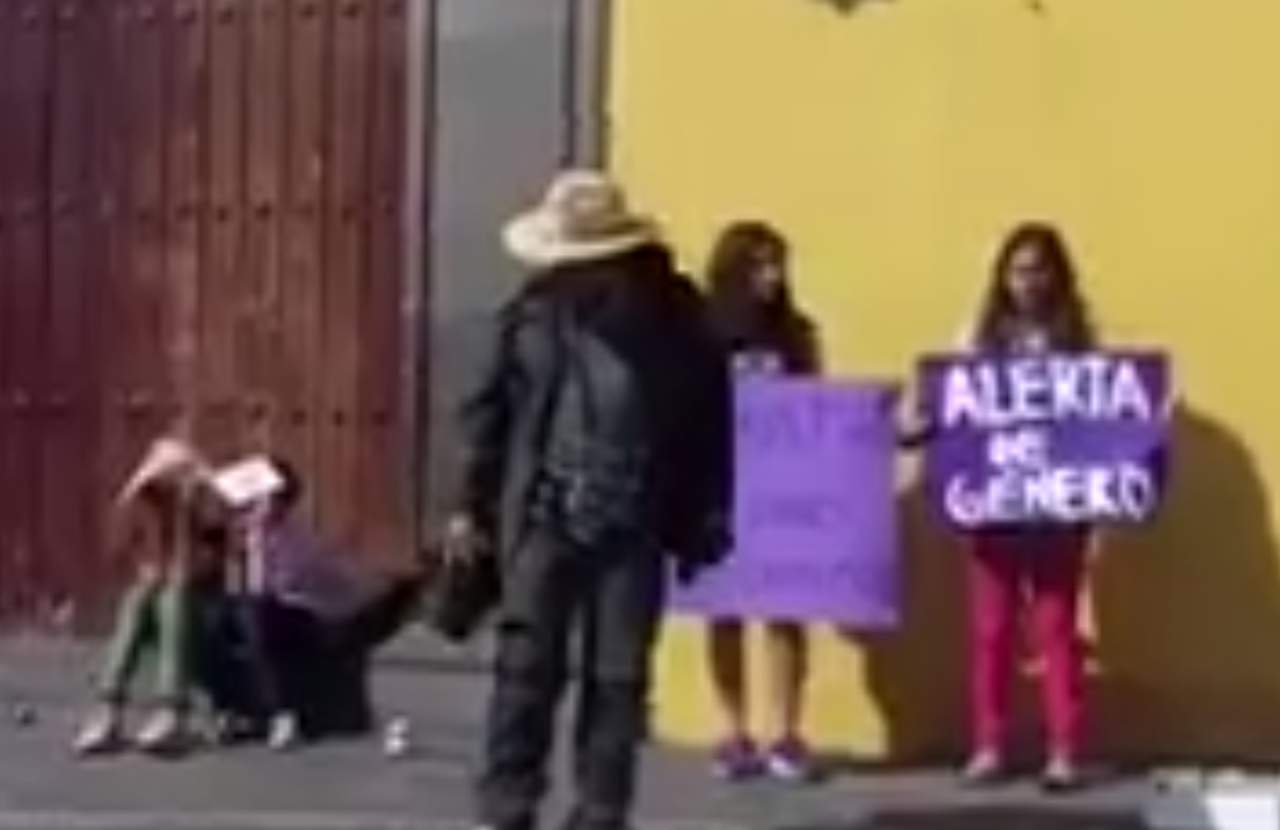 Se manifiestan frente a la sede del gobierno de Puebla por el asesinato de Mara Fernanda Castilla. (ESPECIAL)