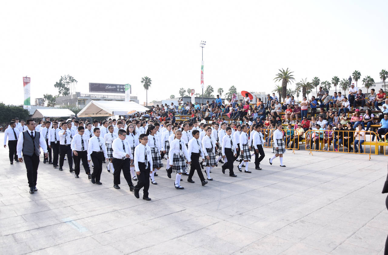 Este año hubo un mayor interés de las escuelas por participar, por lo que en Torreón tuvo que realizarse un sorteo para elegir a las 45 instituciones que desfilarían.