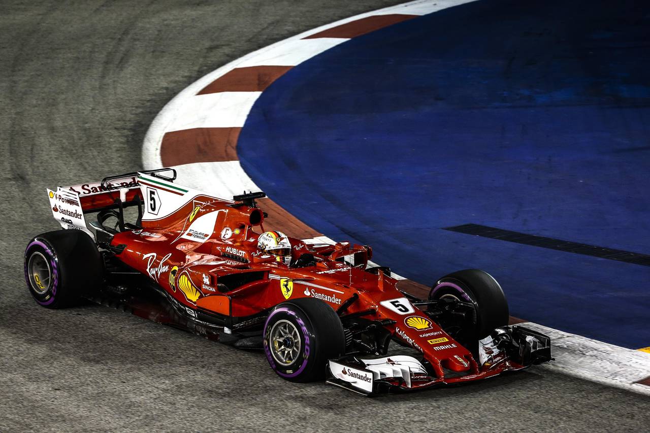 Sebastian Vettel llegó a 49 'poles' en su carrera luego de cronometrar una vuelta de 1 minuto, 39.491 segundos. (EFE)