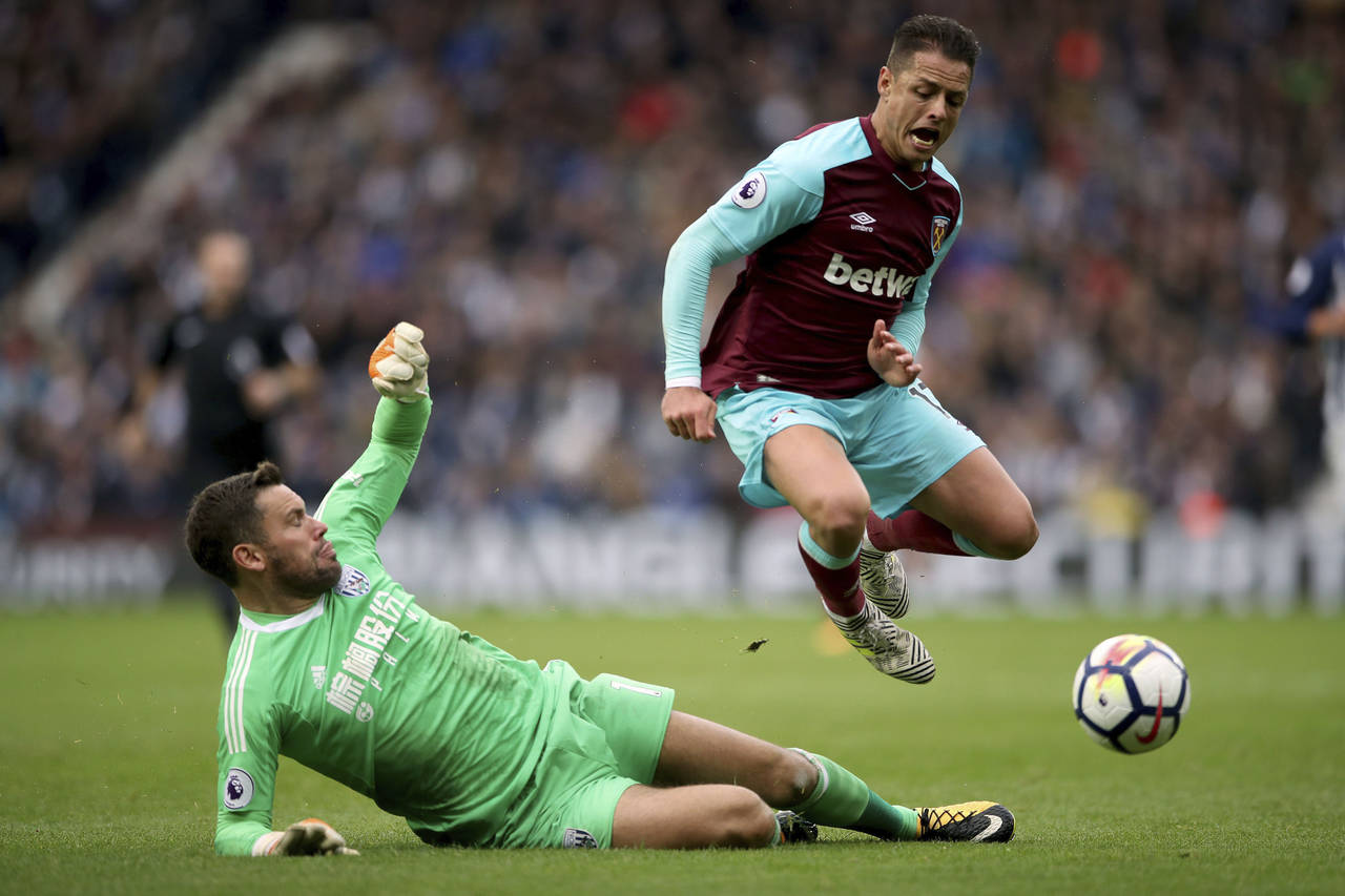 Javier Hernández no tuvo ocasiones claras y terminó por salir de cambio en el empate del West Ham ante West Bromwich. (AP)