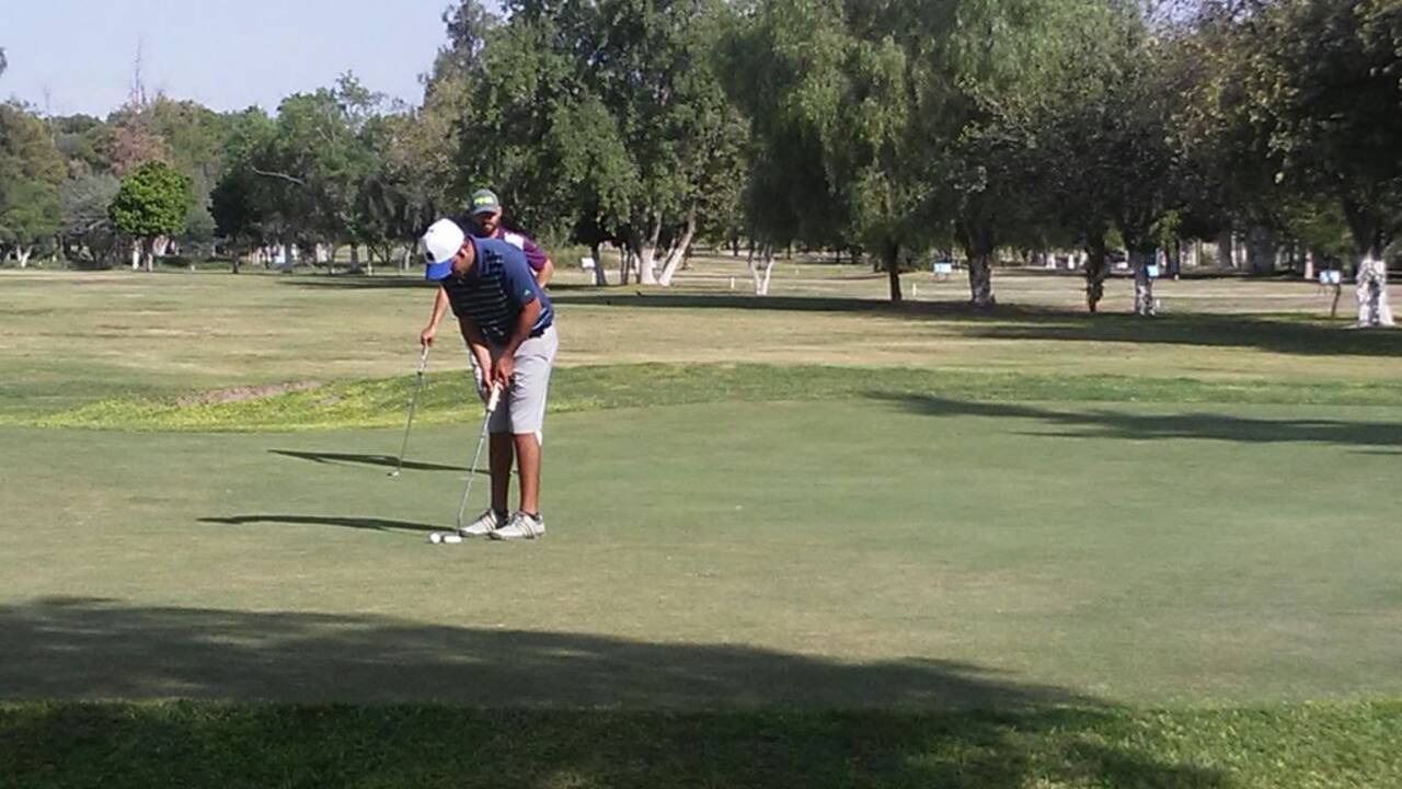Castellanos se mantiene de líder en Anual de golf