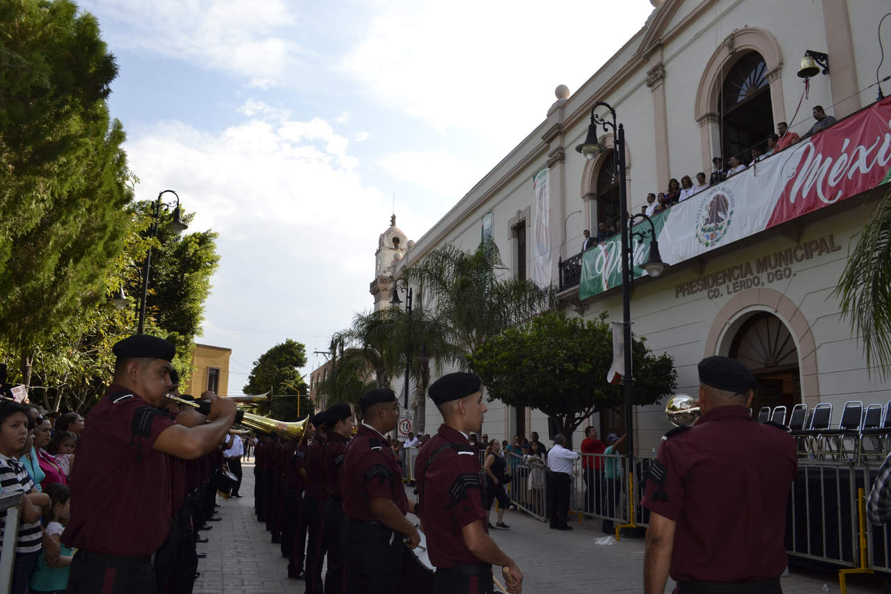 Alcaldesa de Lerdo, María Luisa González Achem, encabezó Honores a la Bandera en la Presidencia Municipal.
