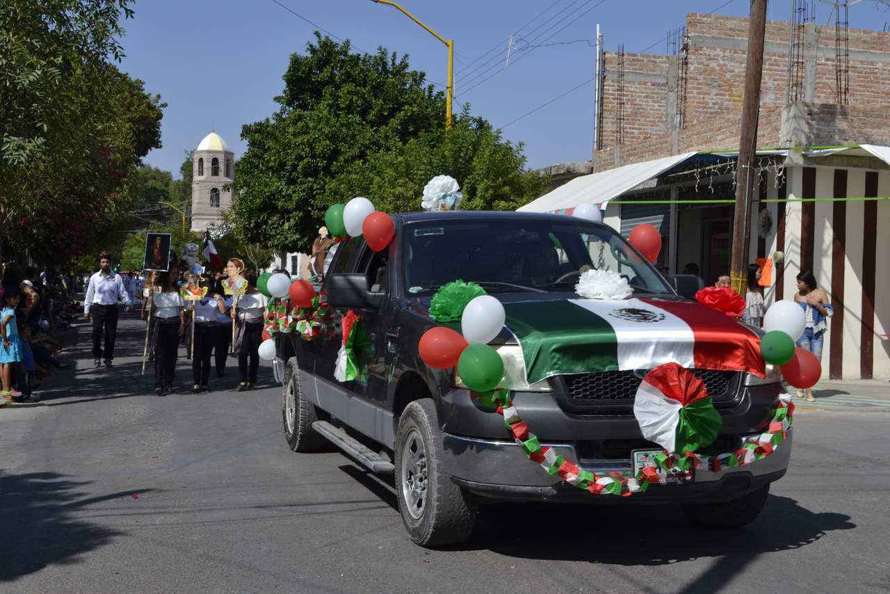 El colorido marca la diferencia en las celebraciones mexicanas; los carros decorados adornaron el desfile.