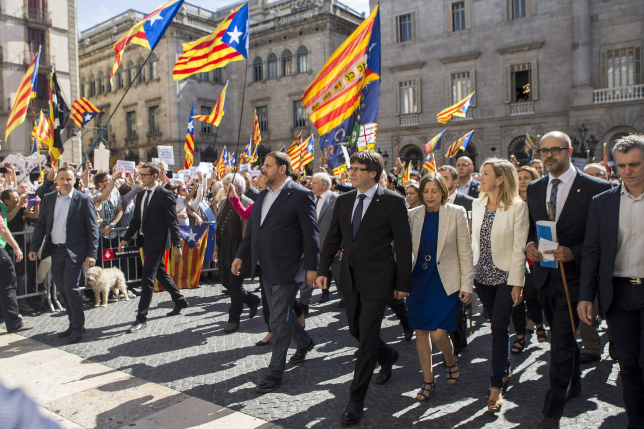 Se unen. El presidente de la Generalitat de Cataluña Carles Puigdemon participó en concentración de alcaldes catalanes.
