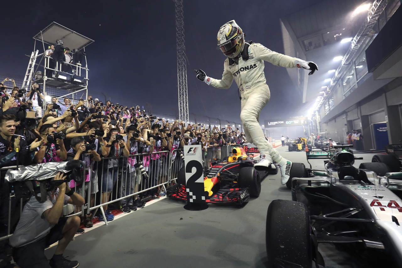 Hamilton conquista el GP de Singapur; Vettel se estrella