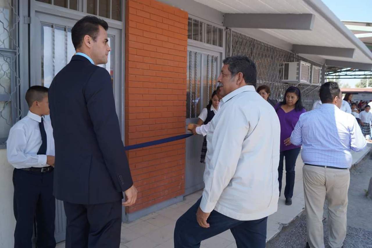 La entrega fue encabezada por el alcalde de Tlahualilo Sergio Nevárez Nava y el subsecretario de Educación en la región Lagunera de Durango, Cuitláhuac Valdés Gutiérrez, en representación del titular de la Secretaría de Educación en el Estado de Durango (SEED), Rubén Calderón Luján. (ARCHIVO)