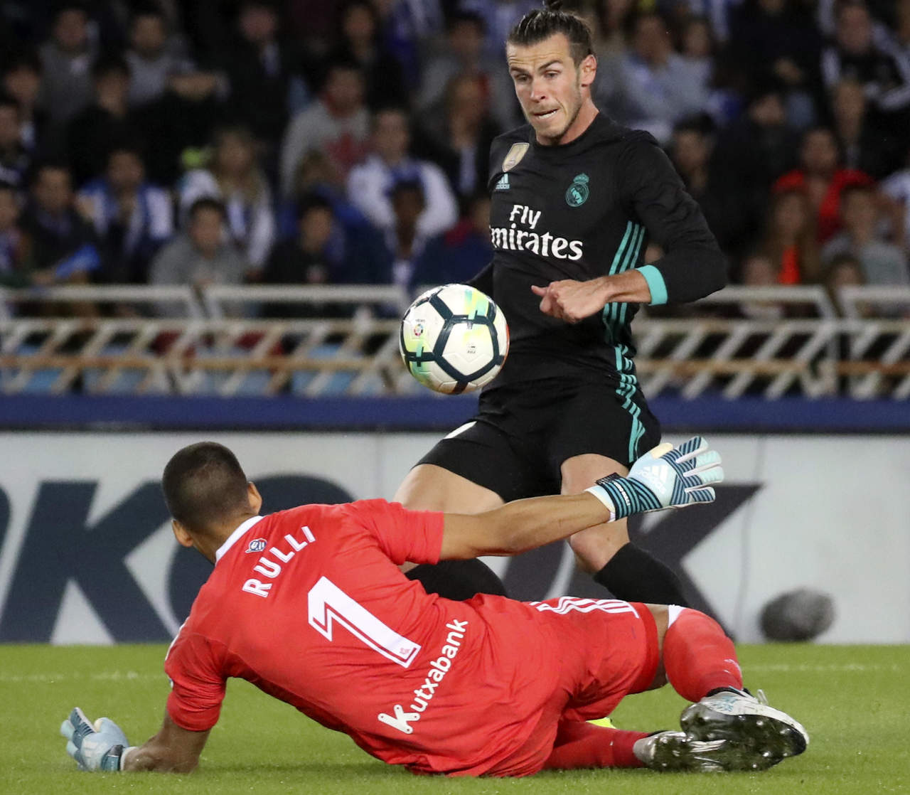 Gareth Bale marcó el tercer gol del Real Madrid en la victoria sobre la Real Sociedad. (EFE)