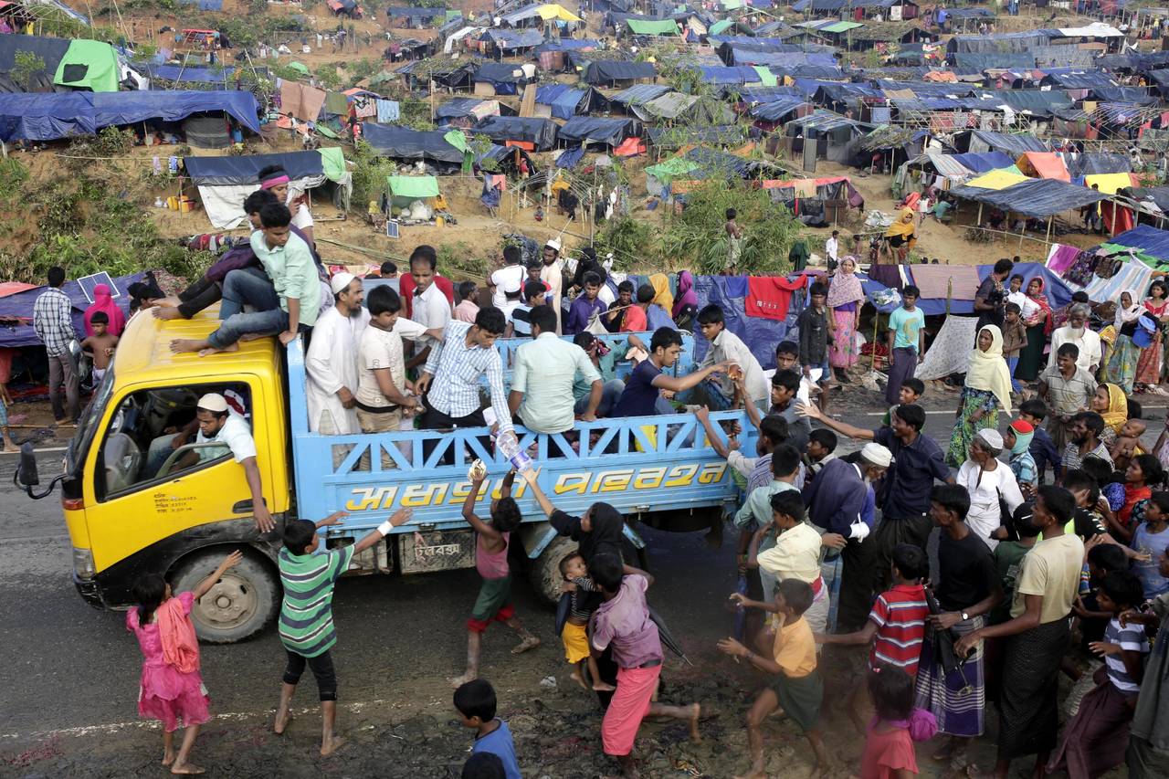 Comparten. Los miles de refugiados rohinyás son ayudados por los habintantes de Bangladesh. (EFE)