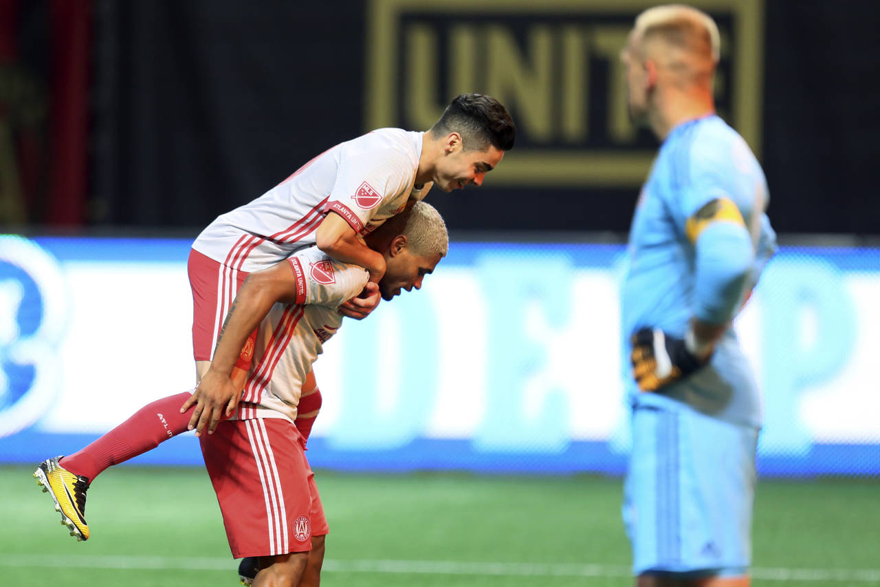 Jorge Almirón celebra con Josef Martínez, del Atlanta United. Atlanta fija récord de asistencia en la MLS