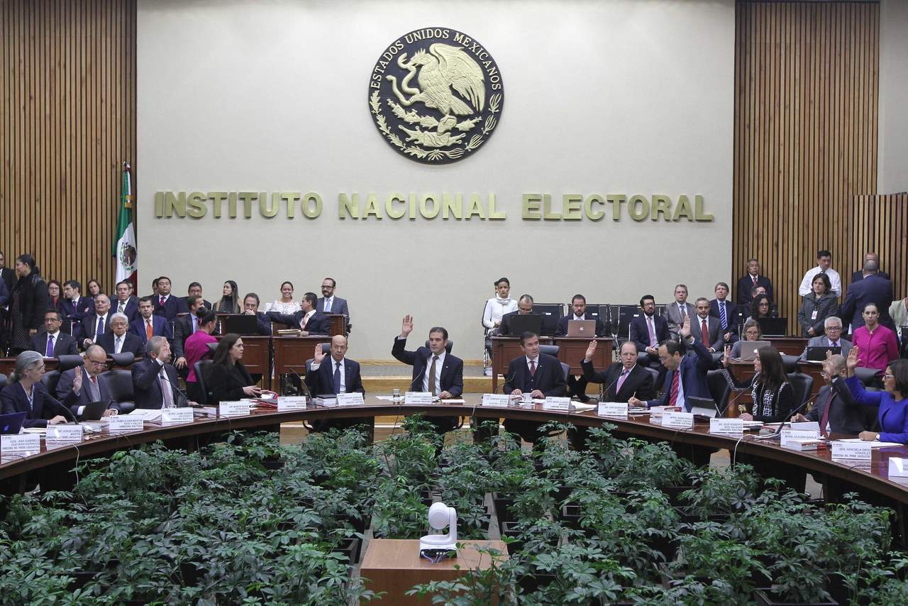 De cada 10 pesos que recibe el Instituto Nacional Electoral (INE), unos 7 pesos los destina al pago de nómina, lo cual preocupa a la Contraloría del organismo. (ARCHIVO)