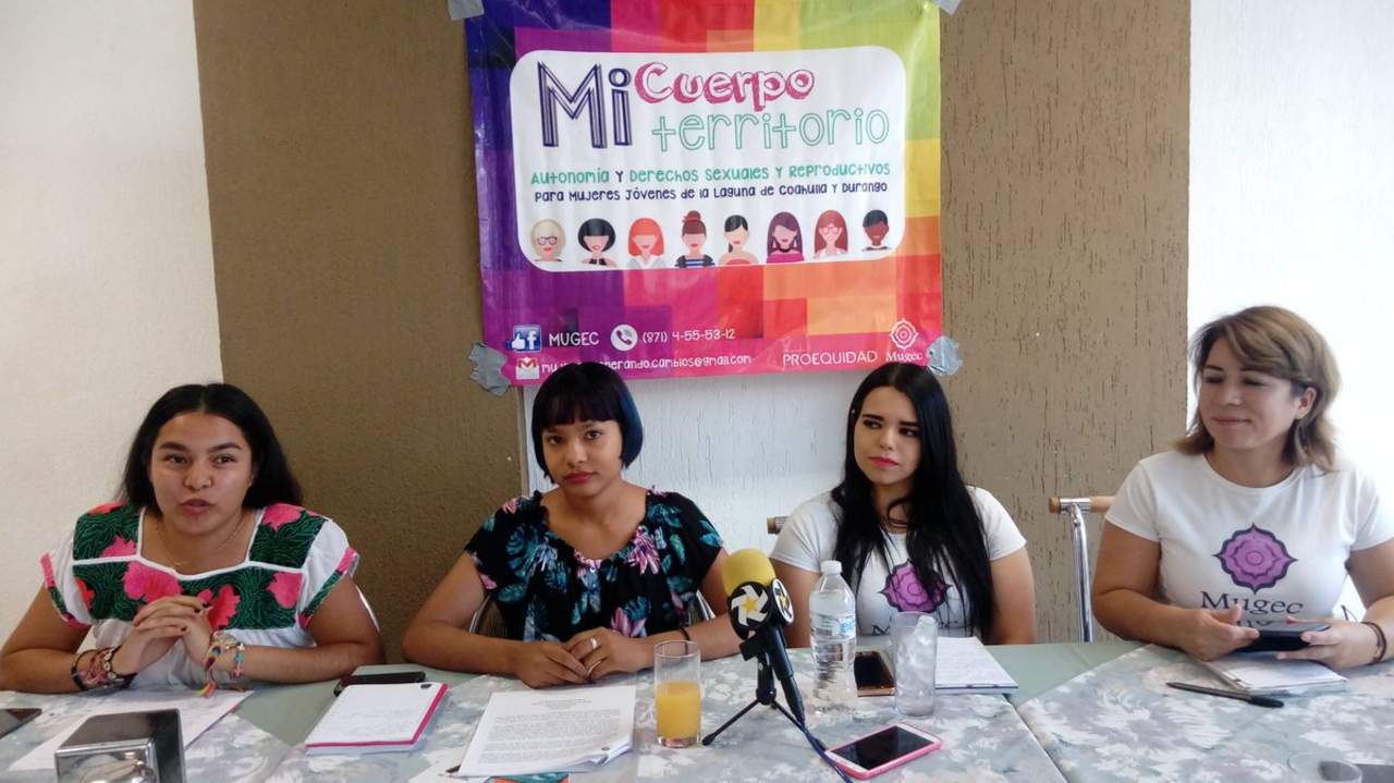 El evento fue anunciado por Marisa Cruz y Salma Martínez de Mugec; Valeria Lopez, de Mujeres por el Derecho a Decidir y Ruth Chávez de Acompañantes Laguna. (EL SIGLO DE TORREÓN)